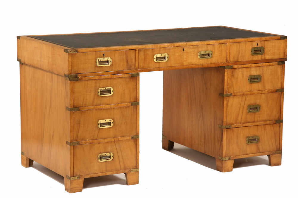 CUSTOM CAMPAIGN DESK - Three