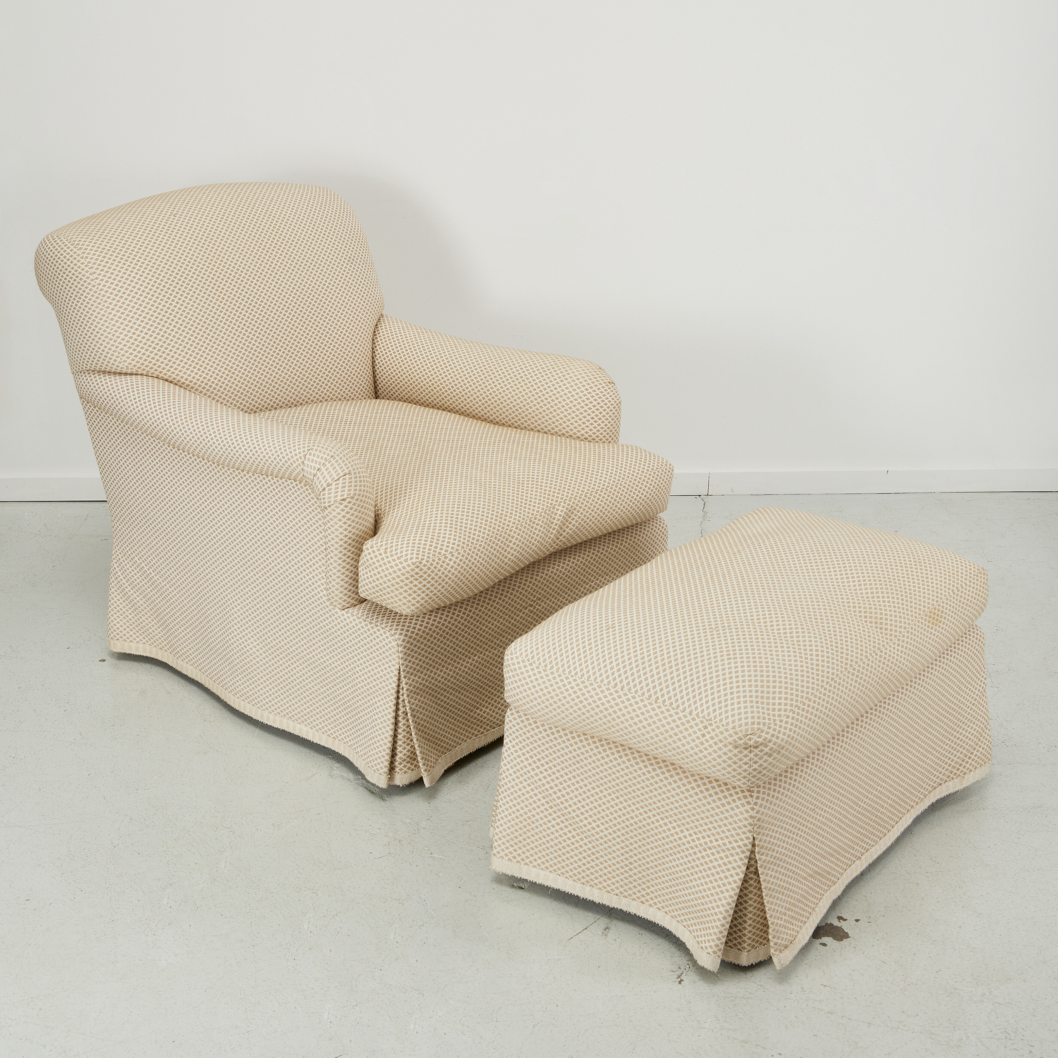 CUSTOM UPHOLSTERED SWIVEL LOUNGE