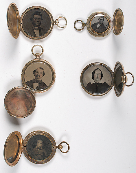 [Daguerreian Jewelry] Small Group