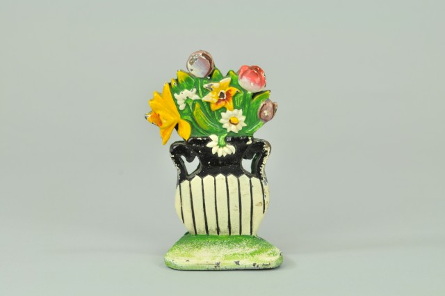 DAISY AND MIXED FLOWERS IN URN