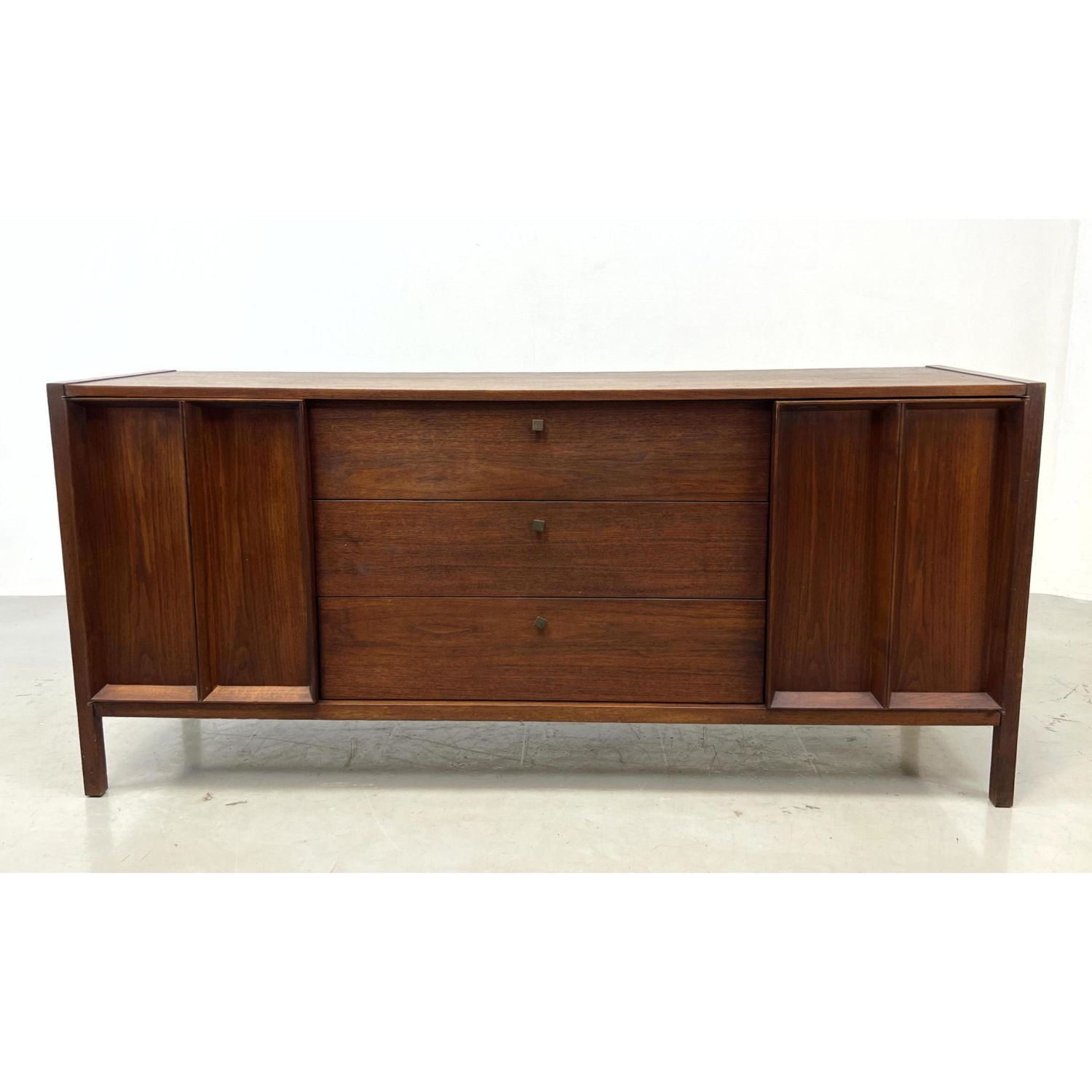 DANIEL JONES Walnut American Modern