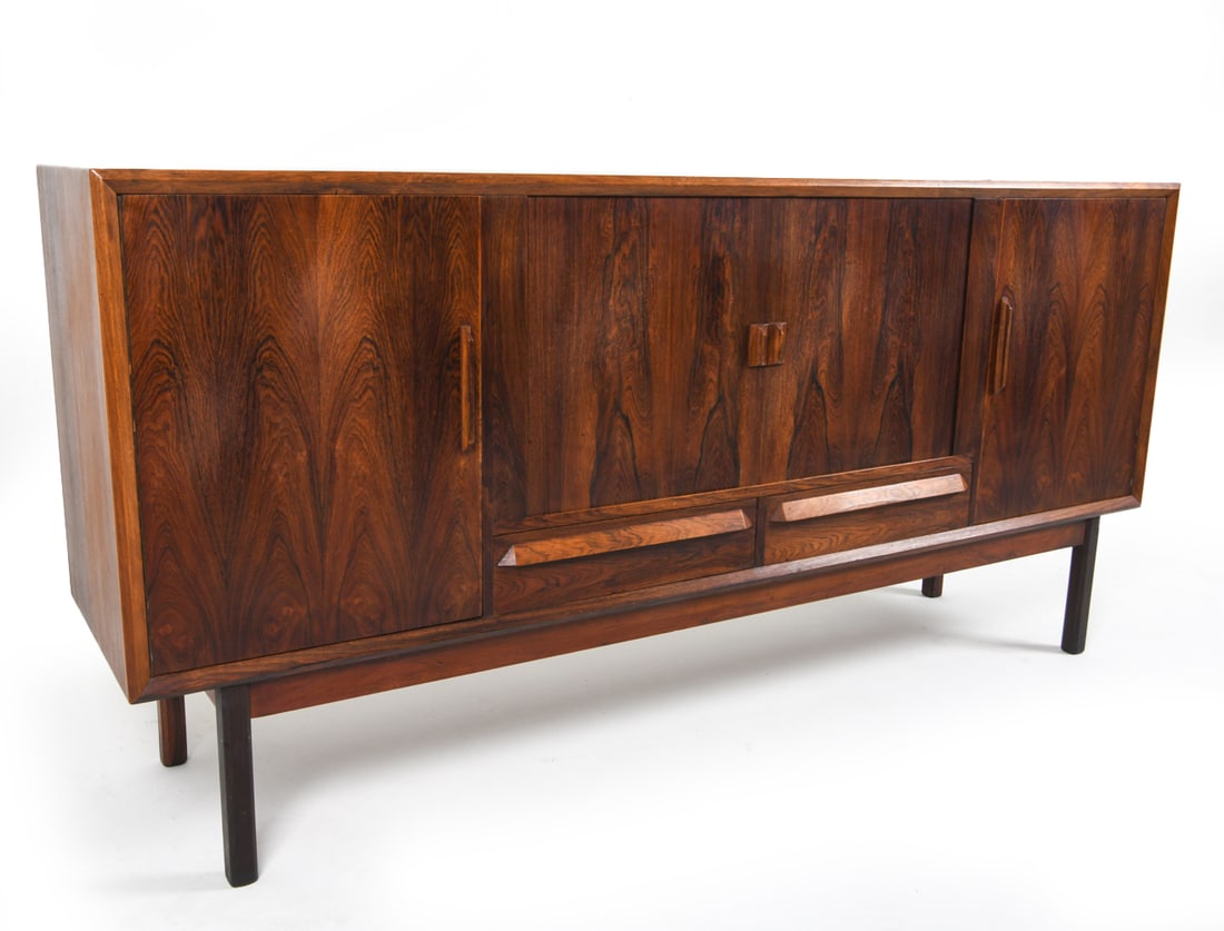 DANISH ROSEWOOD SIDEBOARD W/ DRYBAR