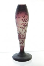 DE VEZ CAMEO GLASS VASE. Sceni