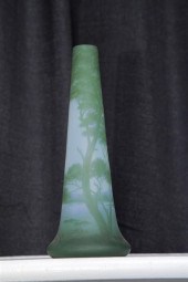 DE VEZ CAMEO GLASS VASE. Sceni