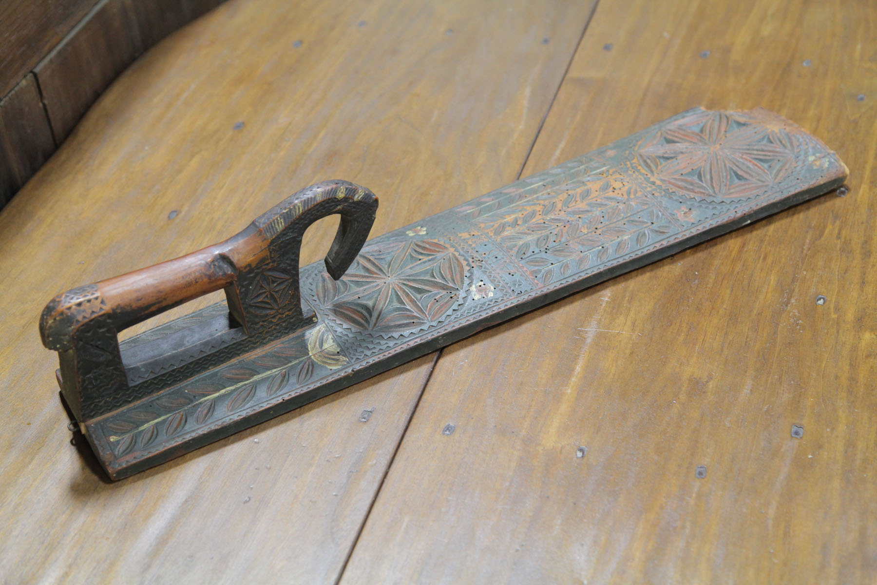 DECORATED SMOOTHING BOARD. 
