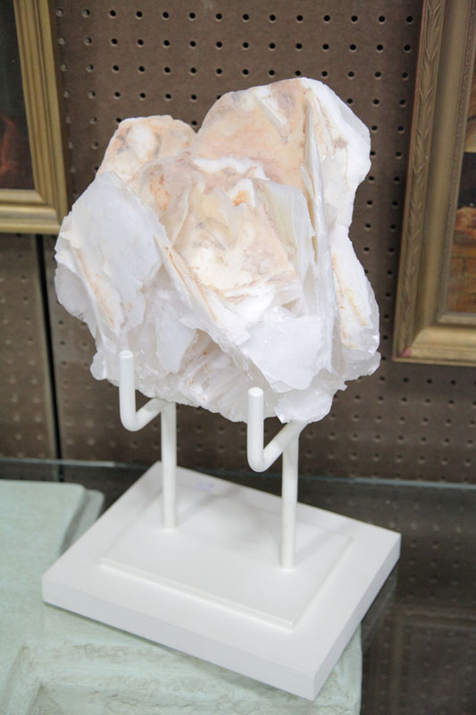 DECORATIVE QUARTZ ON BASE. A
