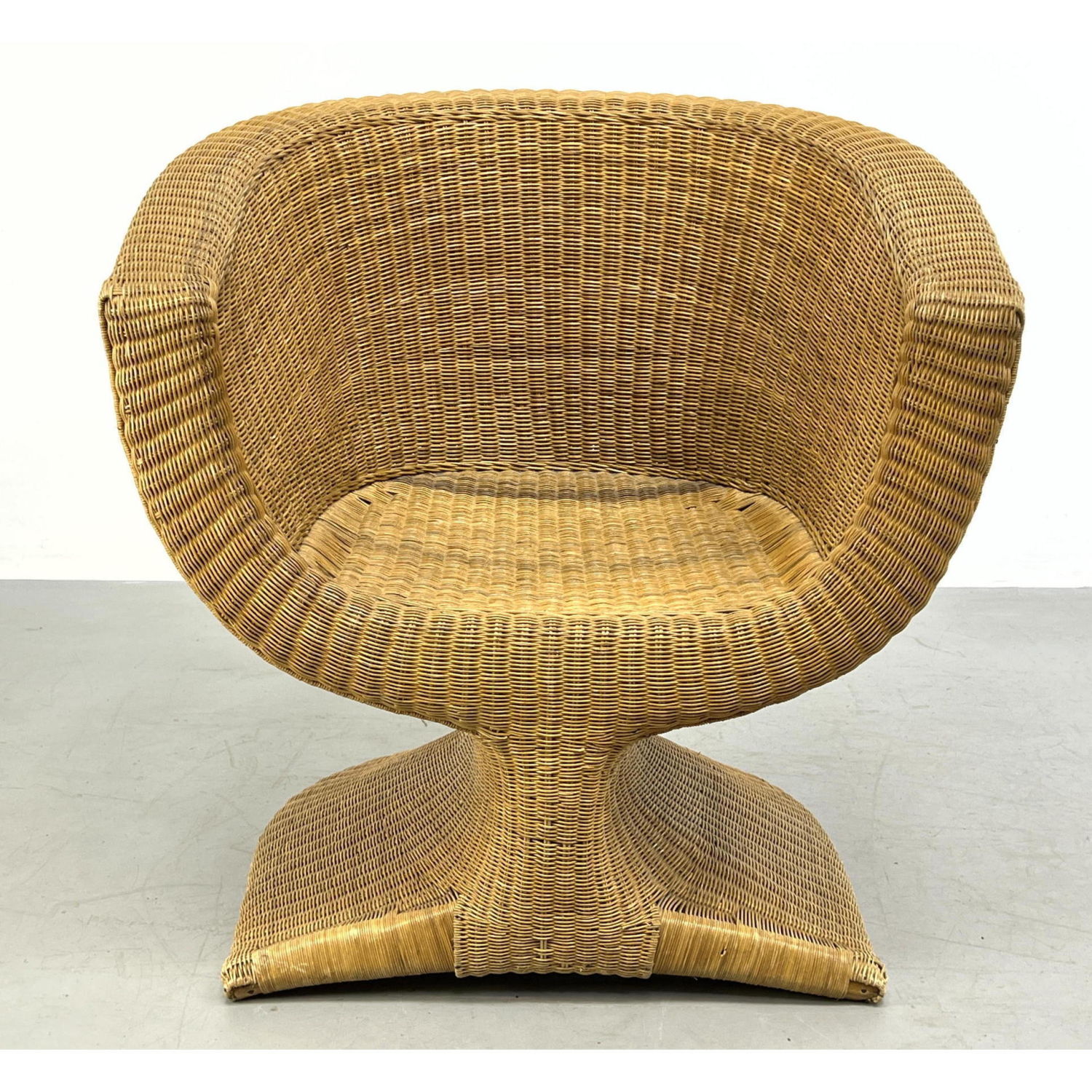 Decorator Wicker Lounge Chair In