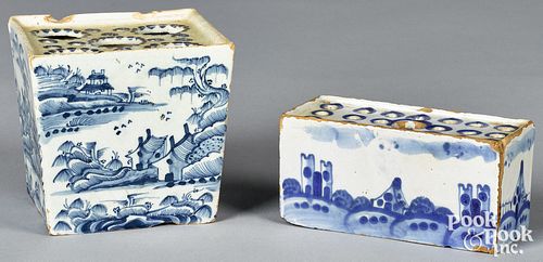 DELFT BLUE AND WHITE FLOWER FROG