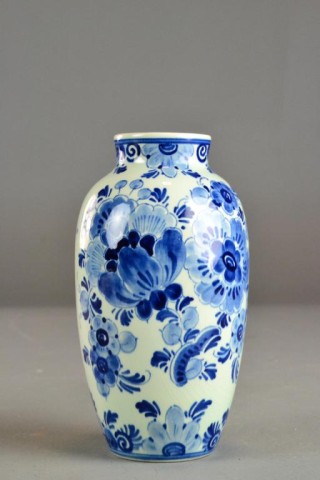 DELFT VASE WITH FLORAL