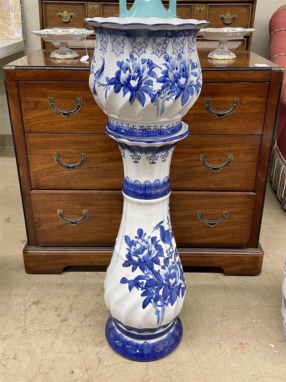 DELFTWARE STYLE JARDINIERE ON
