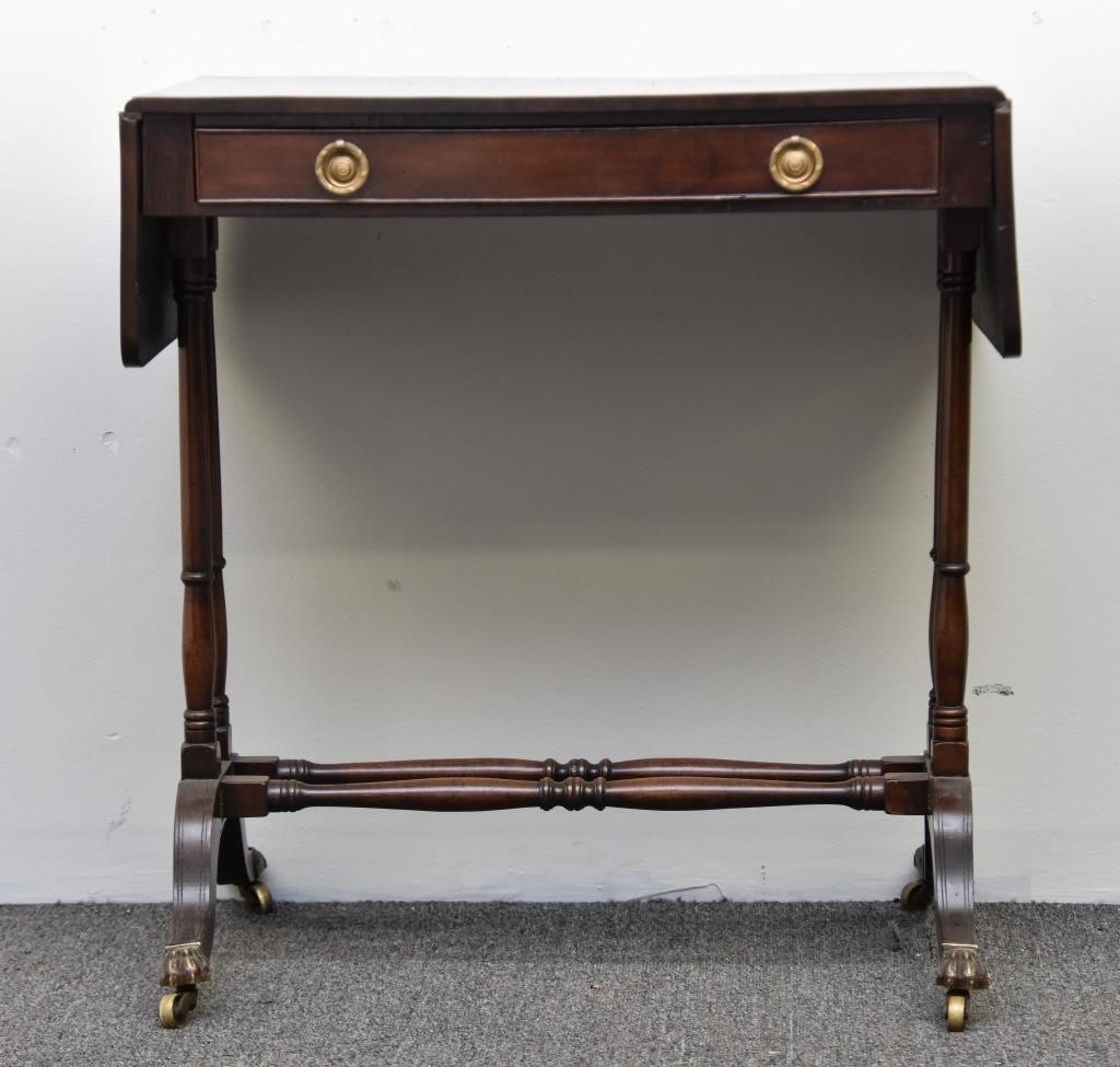 Delicate English drop leaf table,