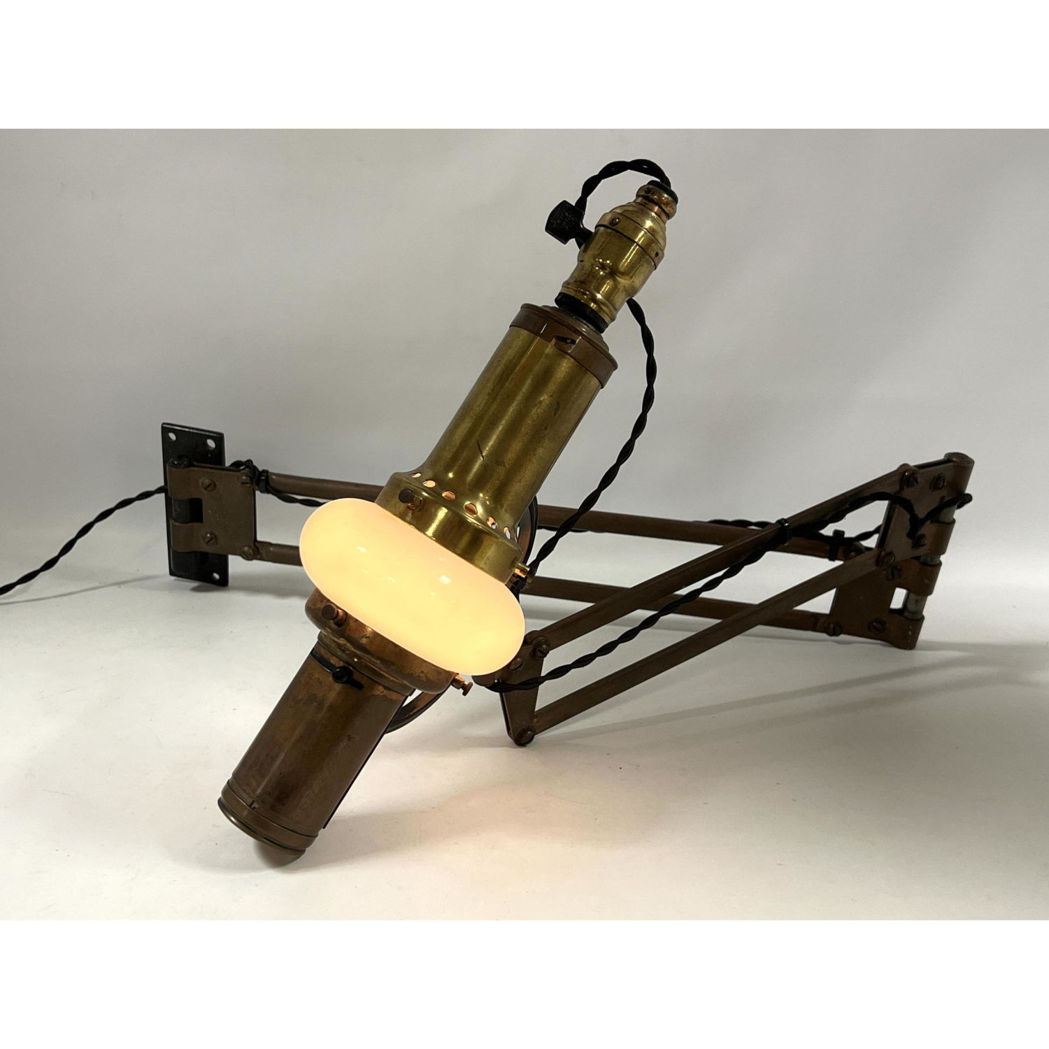 DENTISCOPE Industrial Brass Wall