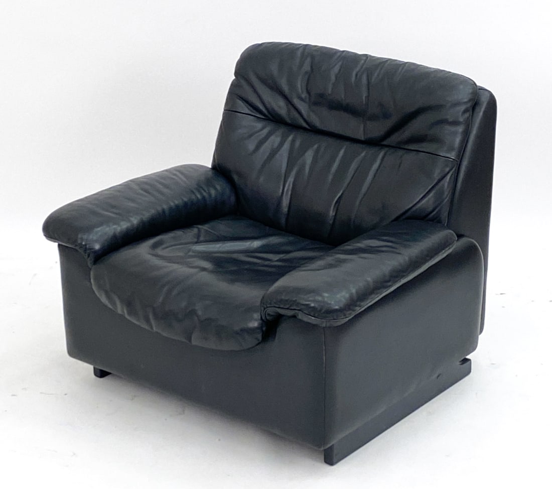 DESEDE BLACK LEATHER LOUNGE CHAIR
