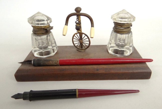 Desk pen holder with handlebar