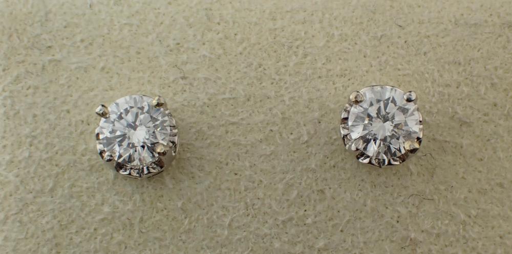 DIAMOND AND EIGHTEEN KARAT GOLD EAR