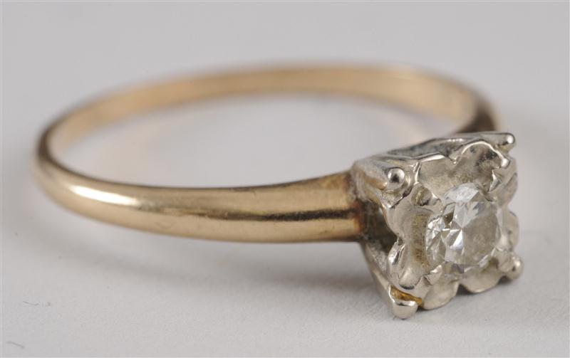 DIAMOND AND GOLD RING The round cut