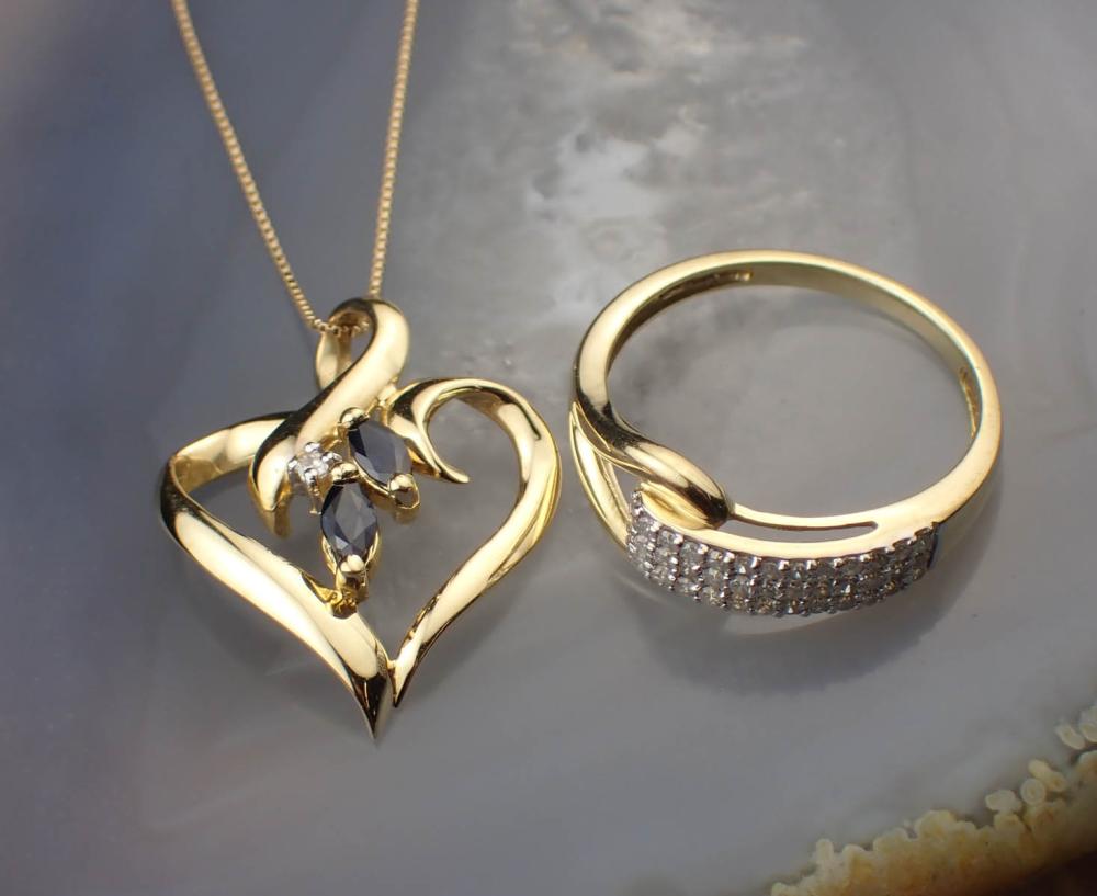 DIAMOND AND YELLOW GOLD RING AND