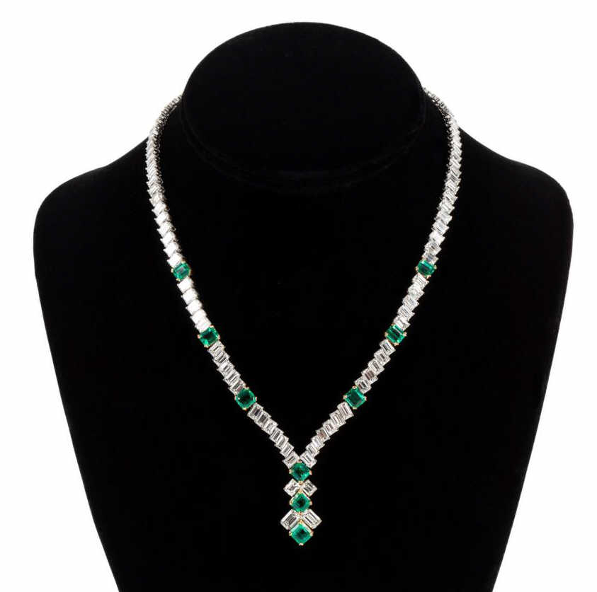 DIAMOND, EMERALD & 18K NECKLACE,