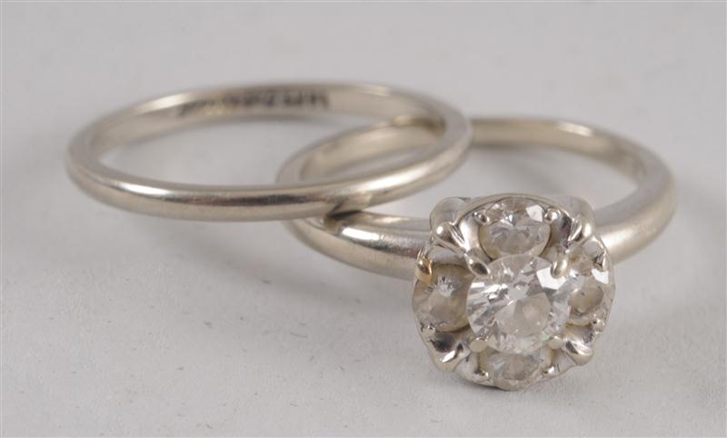 DIAMOND ENGAGEMENT RING WITH