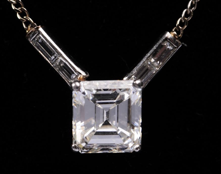 DIAMOND PENDANT NECKLACE Platinum