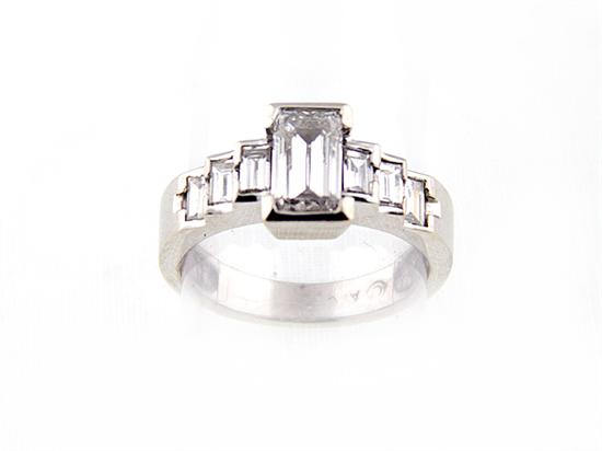 Diamond ring 0.95ct emerald-cut