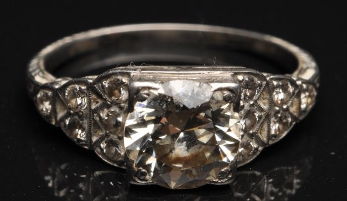 DIAMOND RING Central stone with