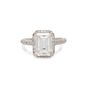 DIAMOND RING Containing one emerald