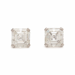 DIAMOND STUD EARRINGS Containing