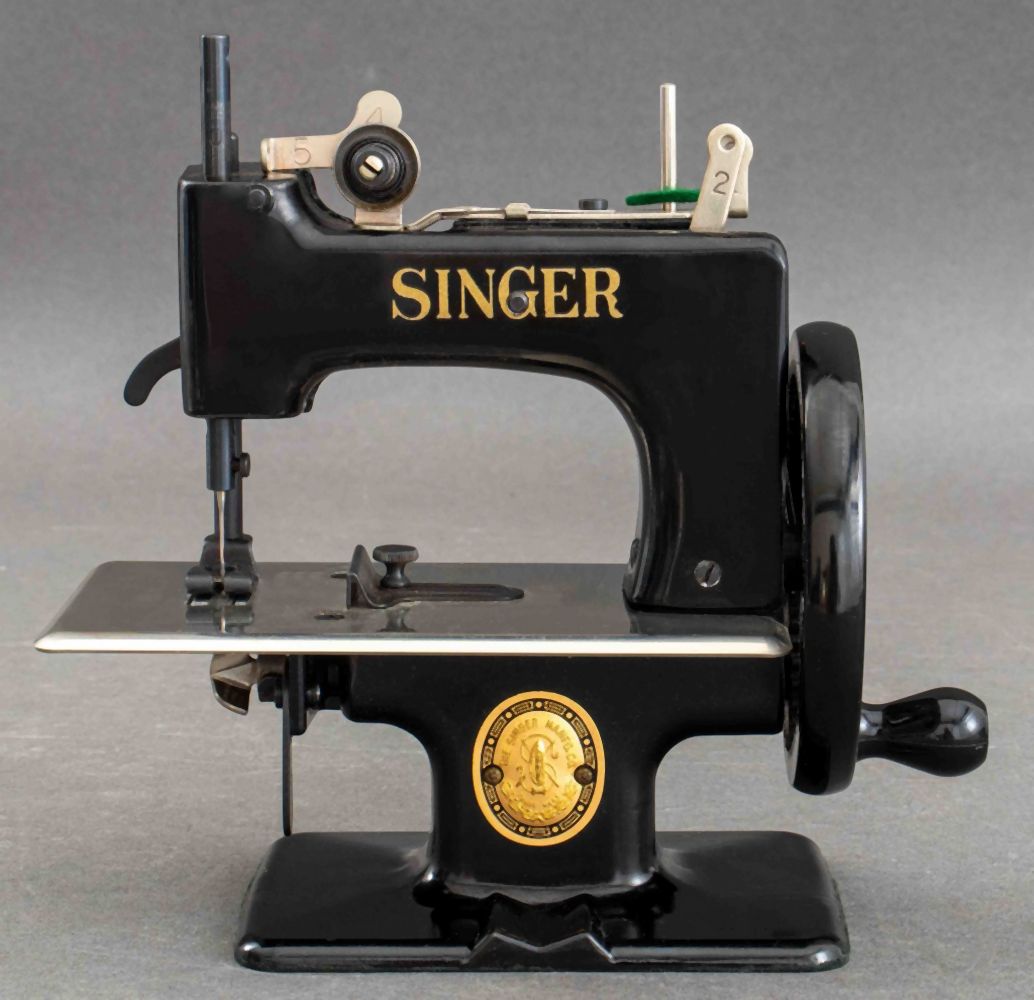 DIMINUTIVE SINGER SEWING MACHINE