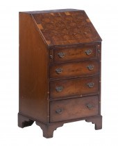 DIMINUTIVE SLANT LID DESK Maho