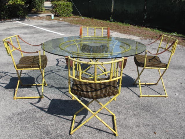 Dining set comprised of a 60''
