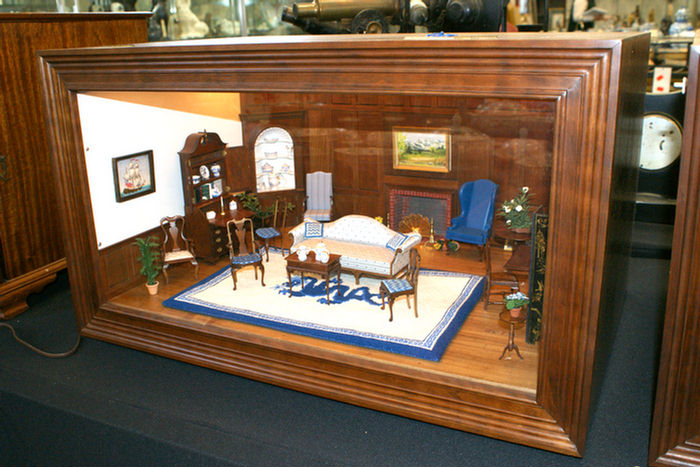 Diorama of a colonial paneled LR