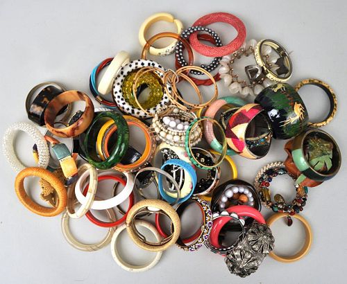 DISCOVERY GROUP COSTUME BANGLE