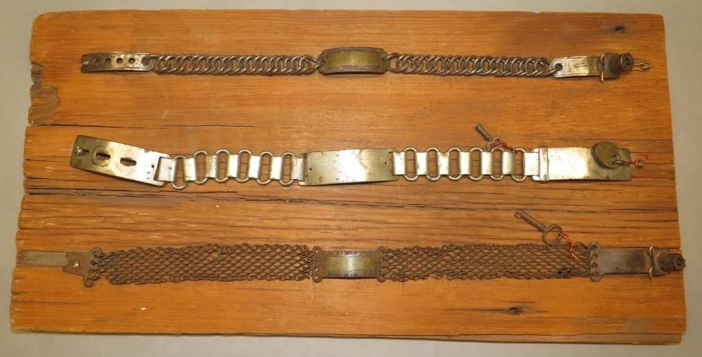 DISPLAY BOARD WITH 3 METAL STRAP