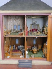 DOLLHOUSE AND ACCESSORIES. EAR