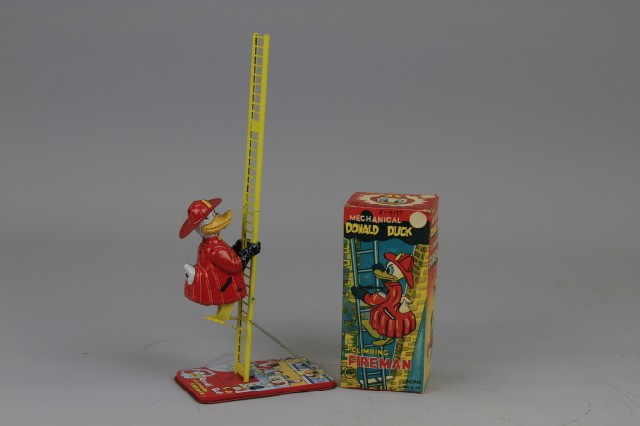 DONALD DUCK CLIMBING FIREMAN
