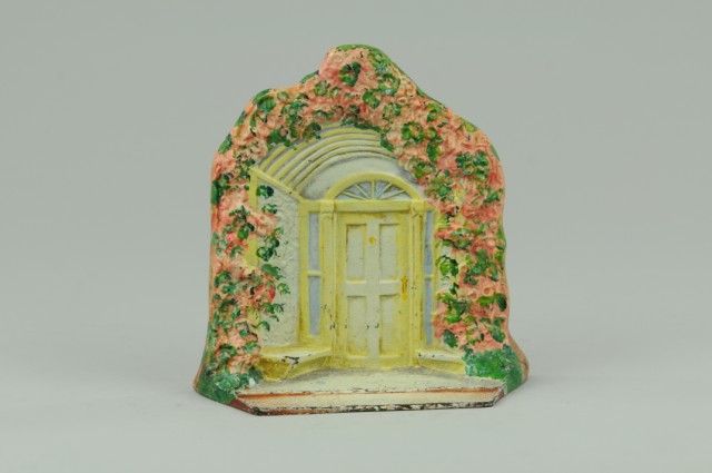 DOORWAY WITH TRELLIS DOORSTOP