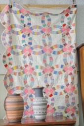 DOUBLE WEDDING RING QUILT. Whi