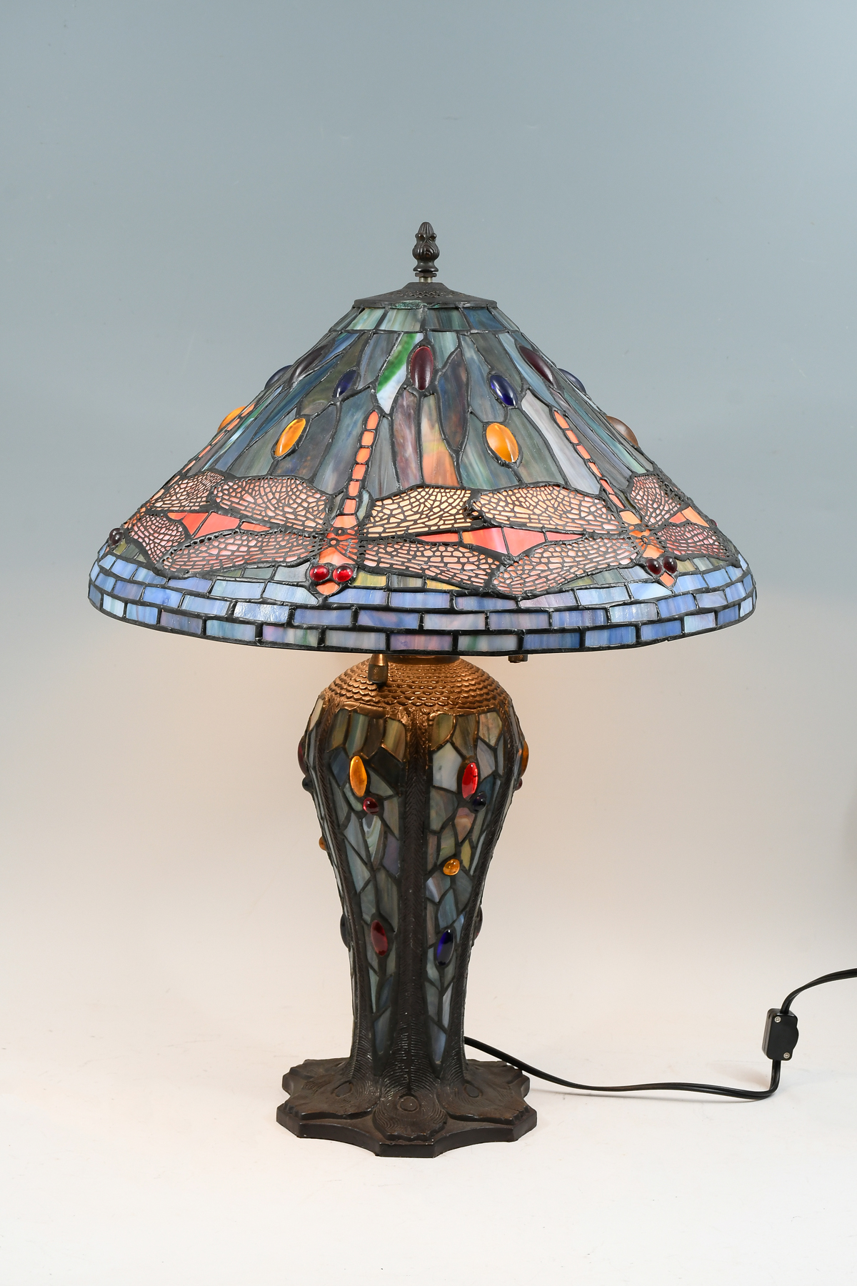 DRAGONFLY MOTIF STAINED GLASS LAMP: