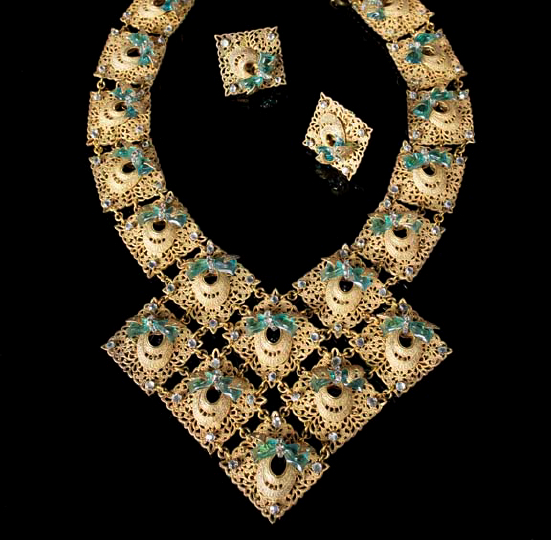 Dramatic Miriam Haskell Bib