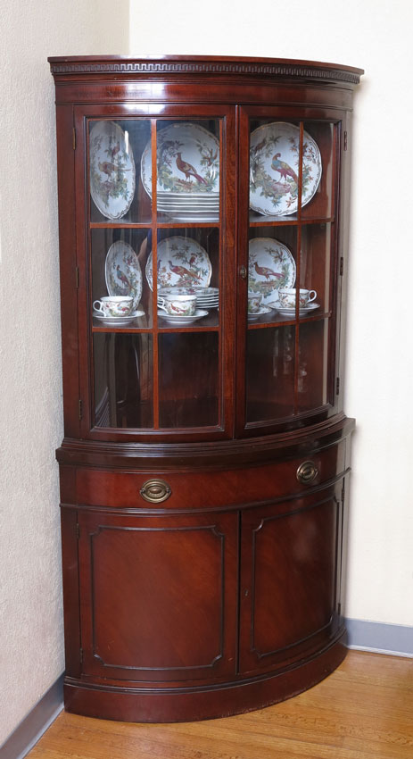 DREXEL TRAVIS COURT MAHOGANY CORNER
