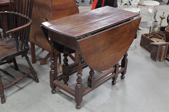 DROP LEAF GATE LEG TABLE.