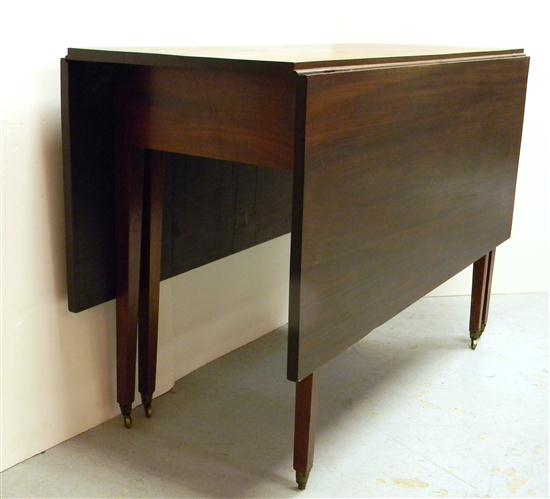 Dropleaf dining table  19th C. 