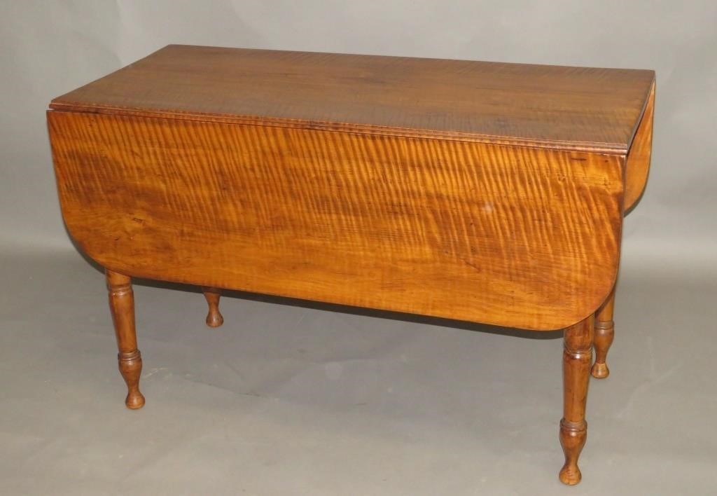 DROPLEAF TABLEca. 1830; in maple