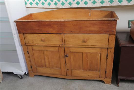 DRY SINK. Pine with an arched