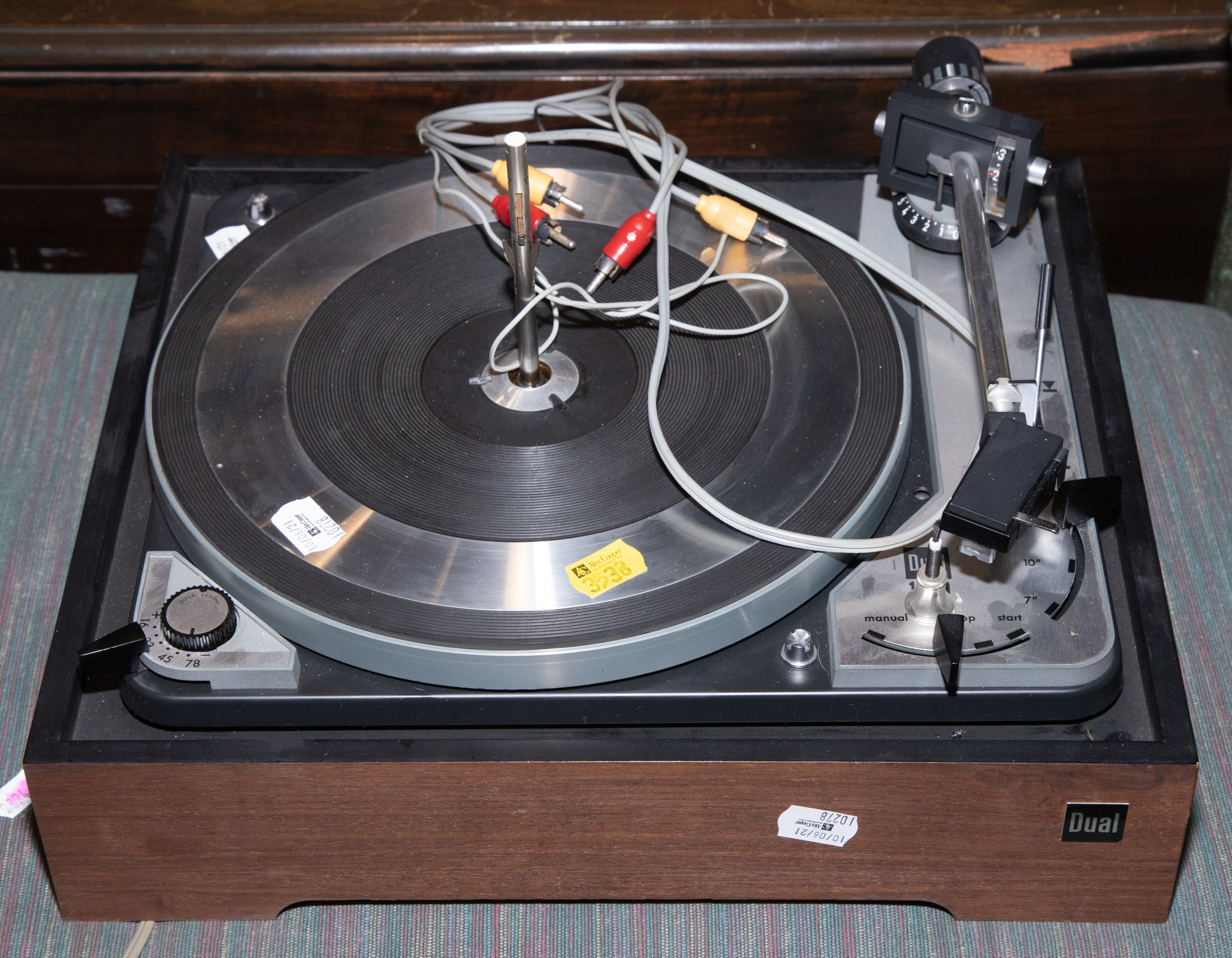DUAL MODEL 1019 TURNTABLE .