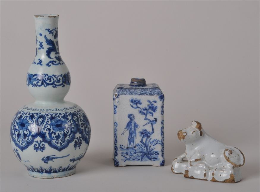 DUTCH DELFT DOUBLE GOURD VASE AND