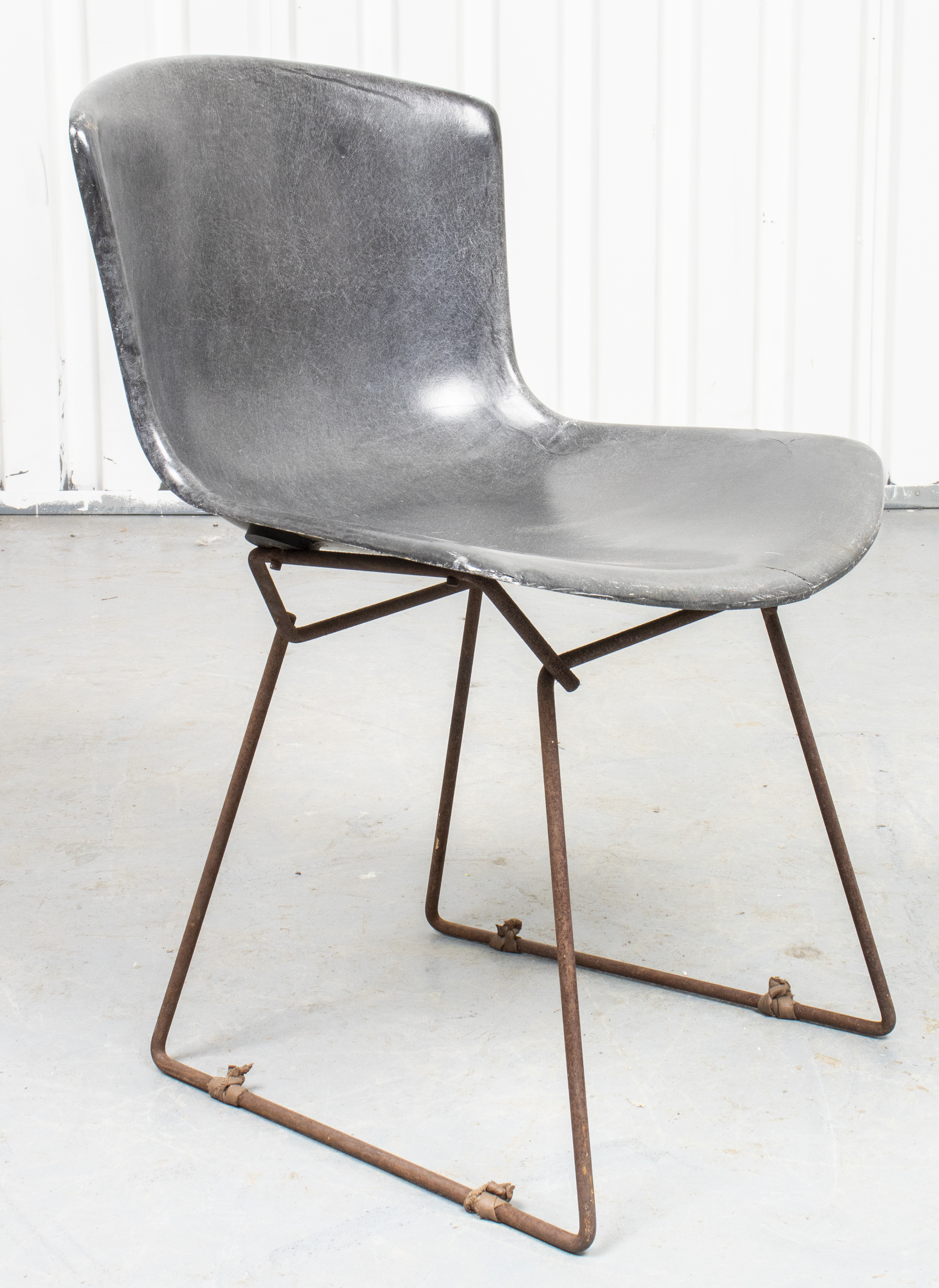 EAMES STYLE FIBERGLASS CHAIR