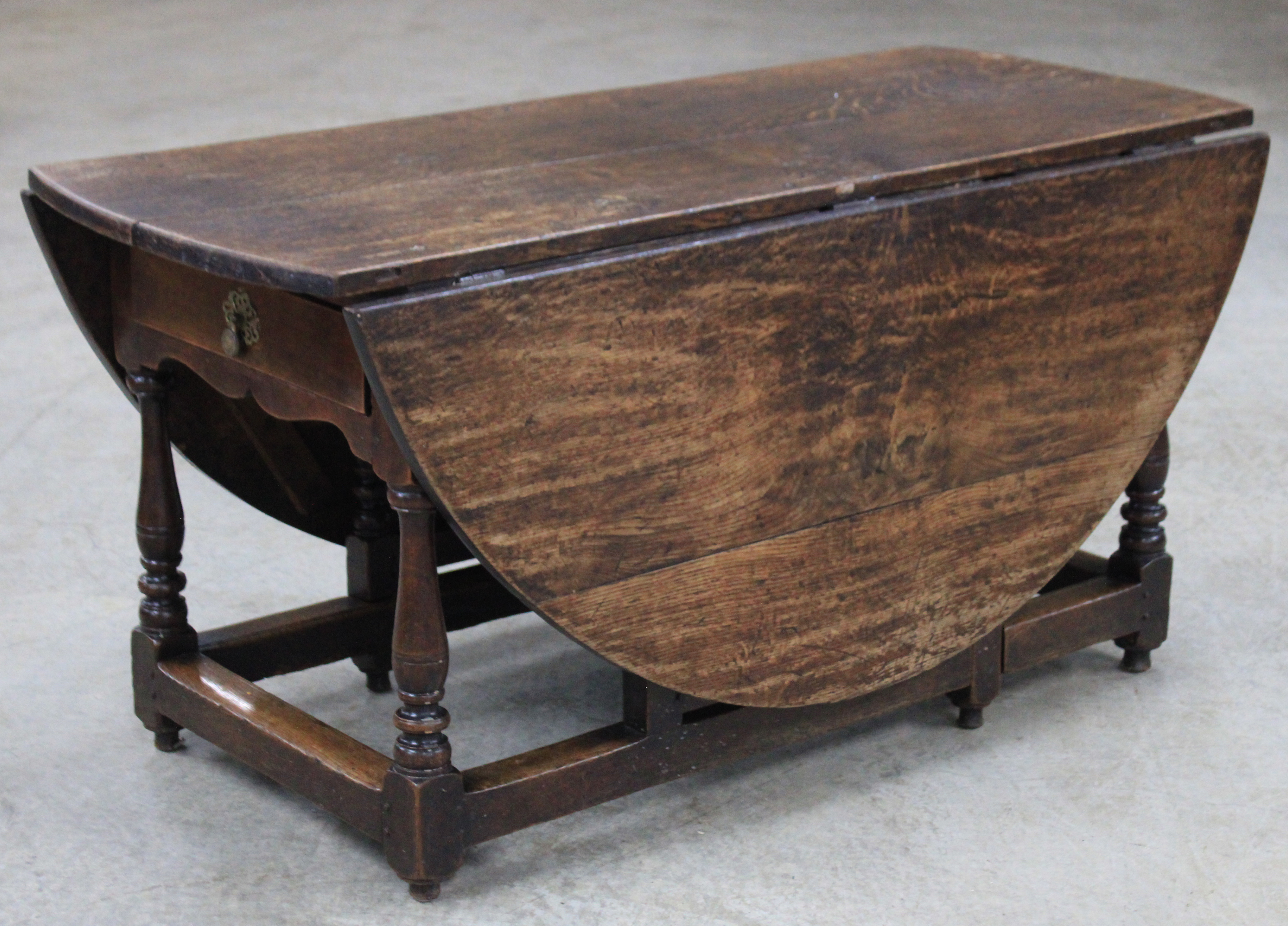 EARLY 18TH C. ENGLISH OAK OVAL DROP