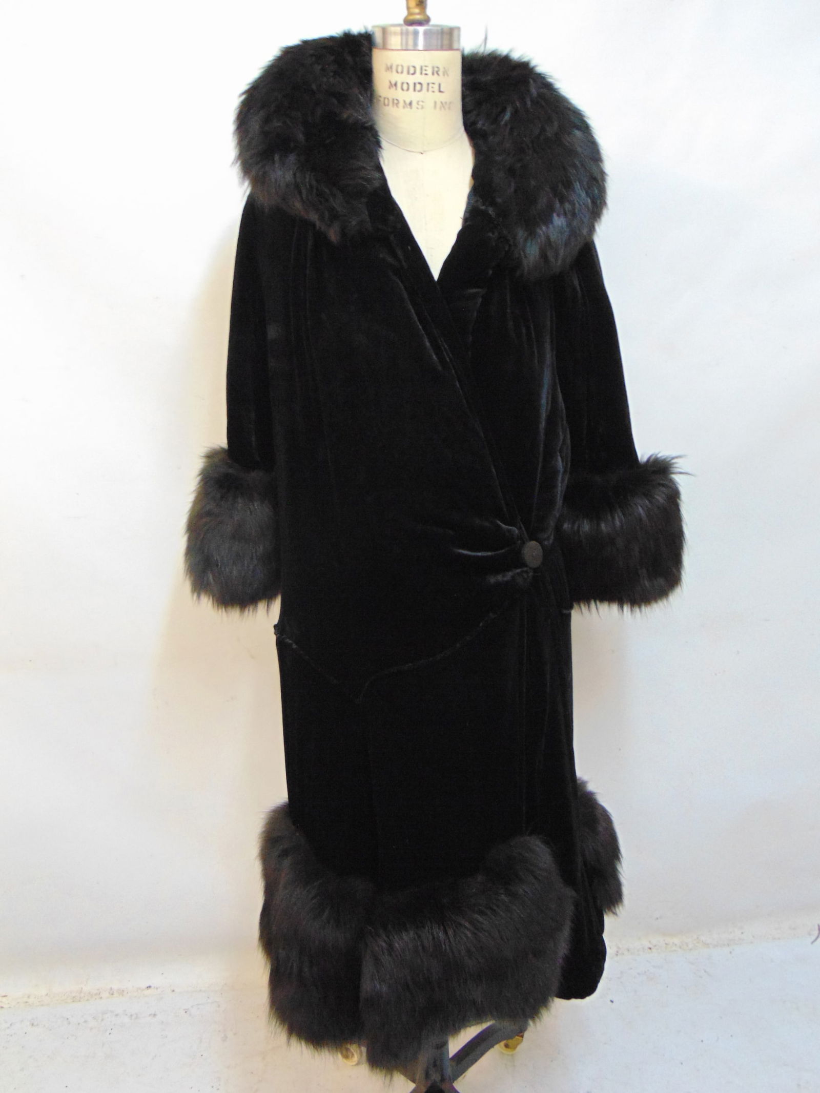EARLY 20TH C. BLACK FUR & VELVET